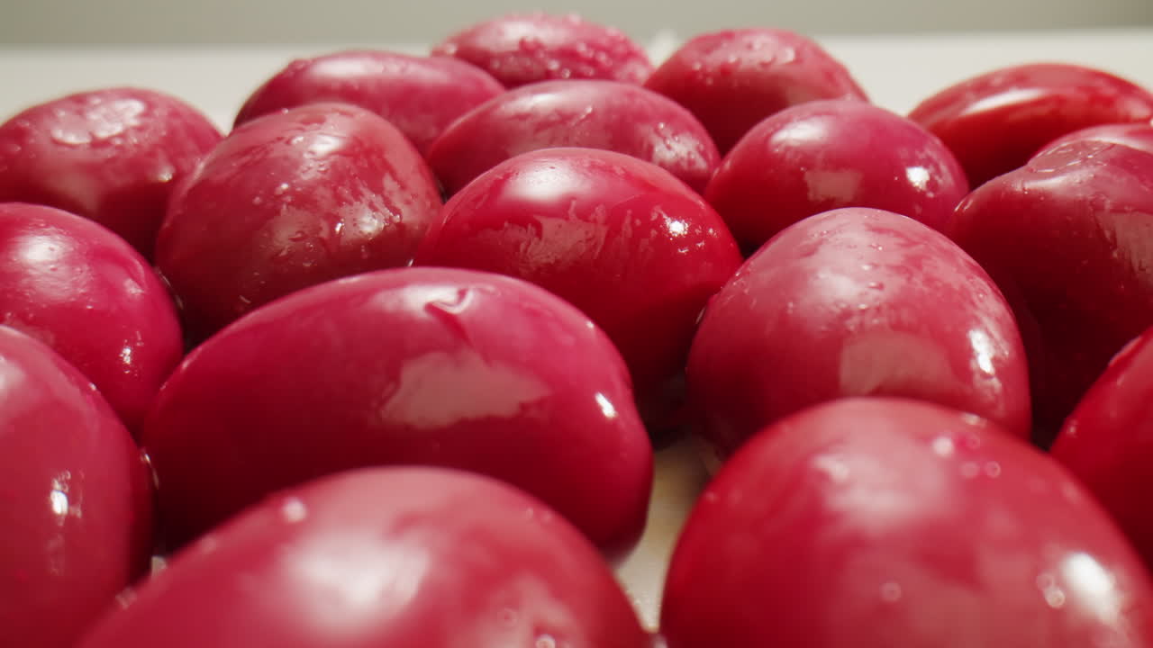 aceitunas verdes redondas en vinagre de grecia como fondo, vista de arriba. imágenes de alta calidad en 4k