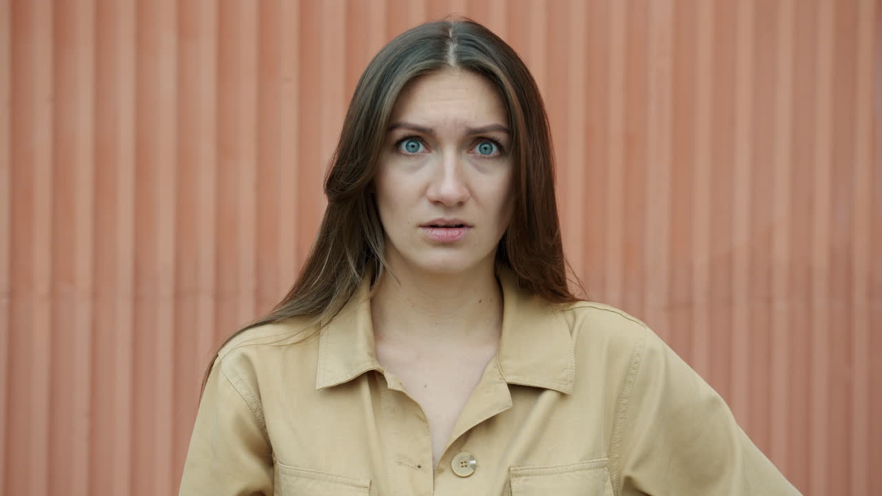 una mujer con una expresión dudosa.