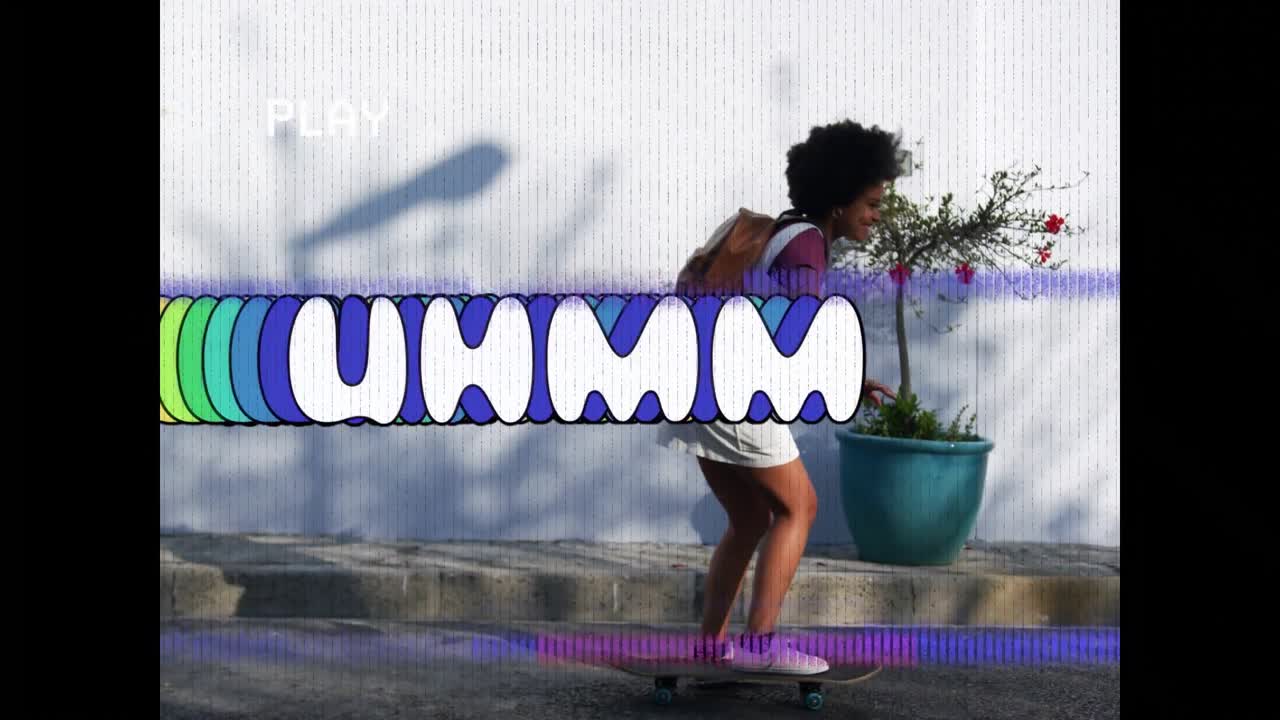 Video verticale: Donna che si spinge su una tavola lungo un muro ondulato bianco, in gonna, mentre si sposta.