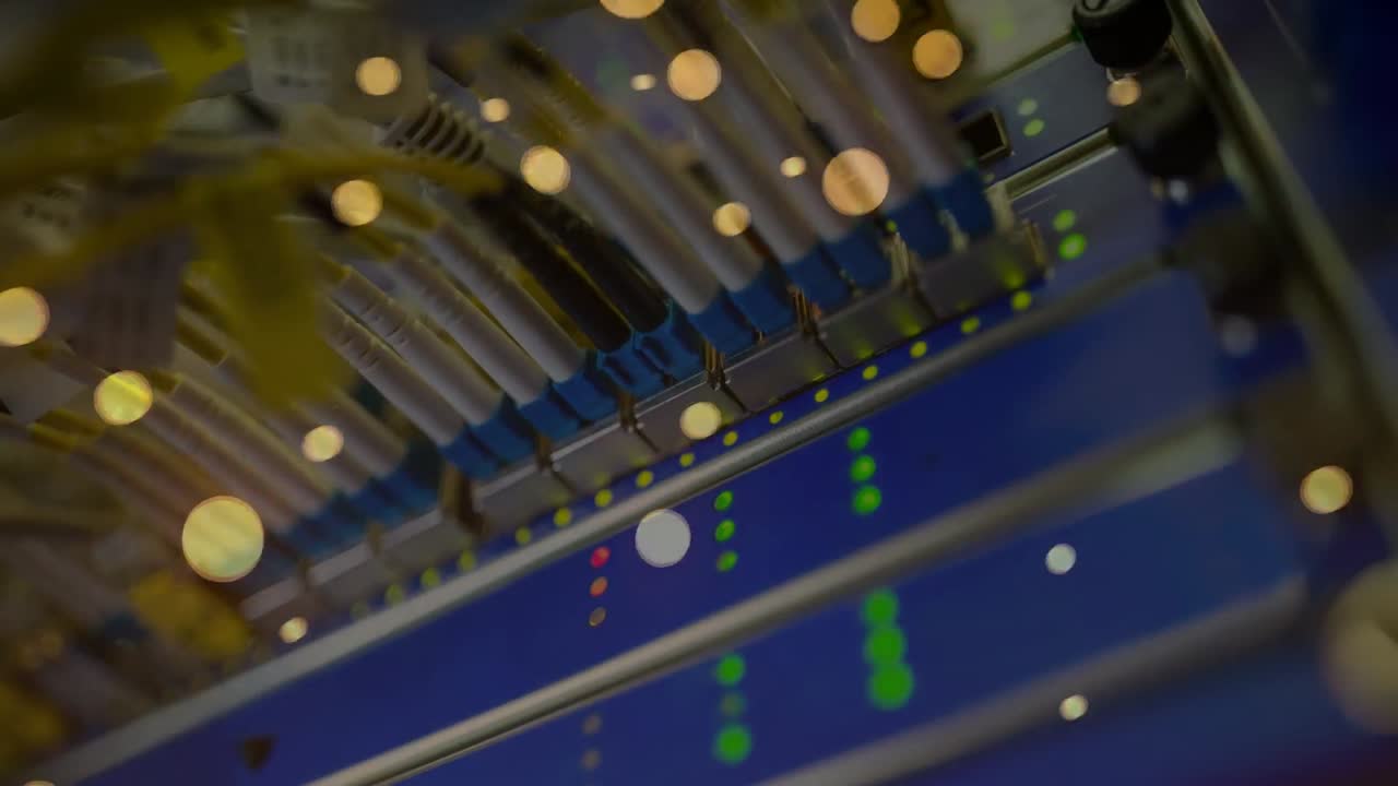 컴퓨터 전선 위에 떠다니는 불과 점들의 애니메이션