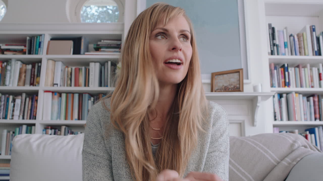 hermosa mujer teniendo video chat usando cámara web en casa agitando la mano hablando compartiendo un estilo de vida emocionante disfrutando de la comunicación en línea en pantalla horizontal 4k