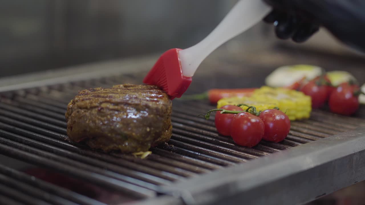 verduras y se encuentran en la parrilla en el restaurante cocina de cerca.