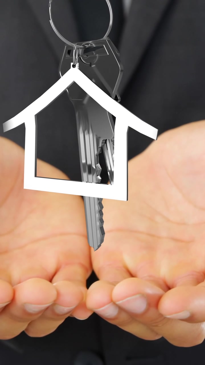 Chiavi di casa e portachiavi che ruotano sopra mani a coppa 4k