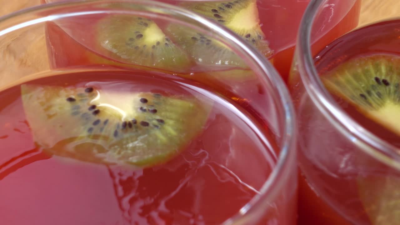 Gelatina di frutti di bosco. Riprese in movimento