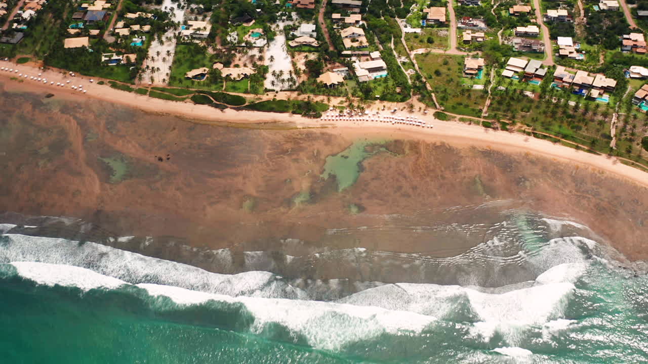 vista aérea de la playa de praia do forte, el arrecife de coral, el área de palmeras y la ciudad alrededor, en un día nublado, praia do fort, bahía, brasil