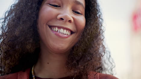 Risa,-Feliz-Y-Mujer-Con-Teléfono-En-La-Ciudad-En-Línea