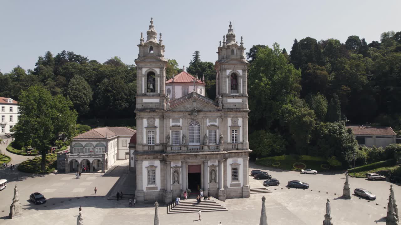 Veduta aerea orbitante della Chiesa del Bom Jesus de Braga, sito di pellegrinaggio portoghese