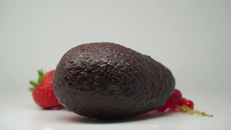 aguacate, fresas y grosellas rojas - conjunto de frutas deliciosas y frescas para el postre - toma de primer plano