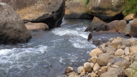 El-Agua-Fluye-En-Un-Río-Rocoso