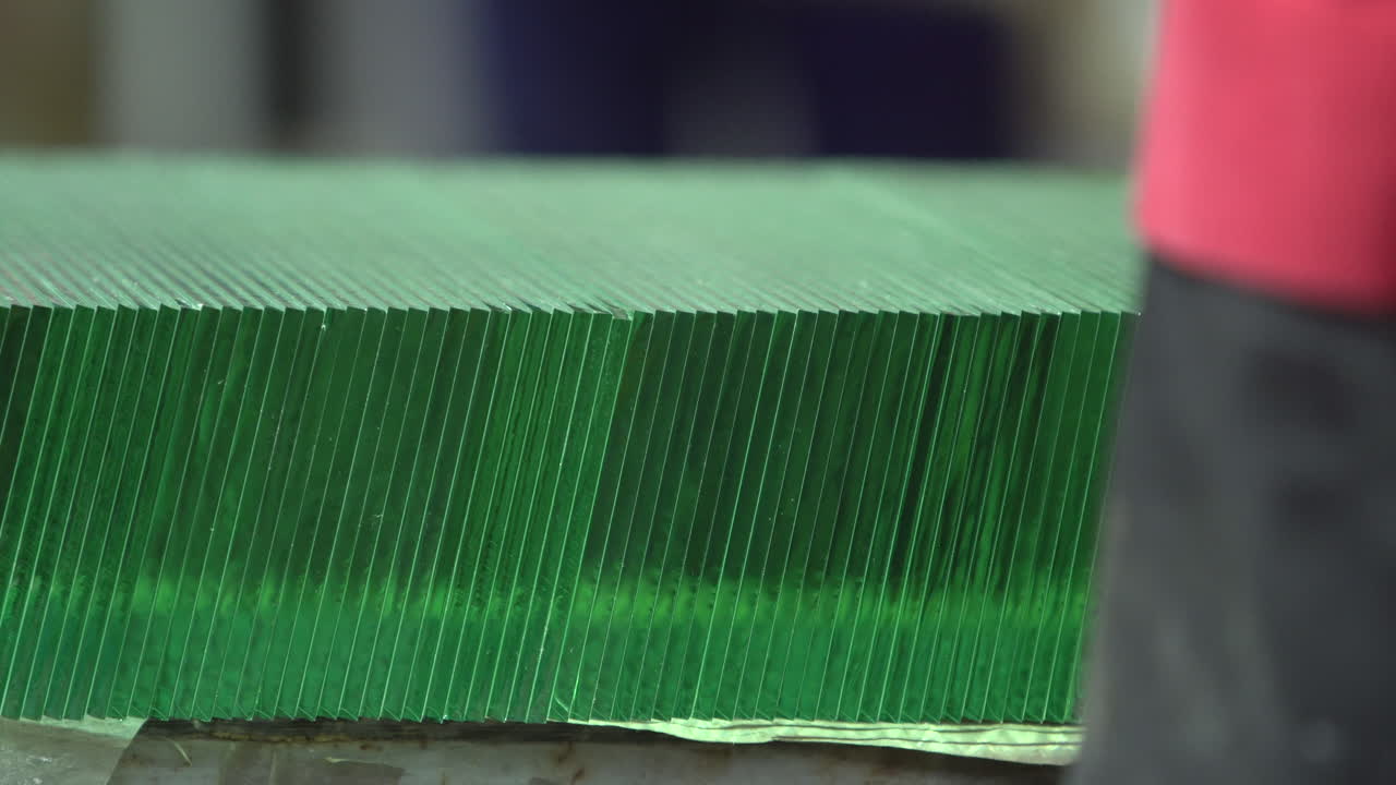 recoger un pequeño elemento de vidrio de la fila perfectamente almacenada