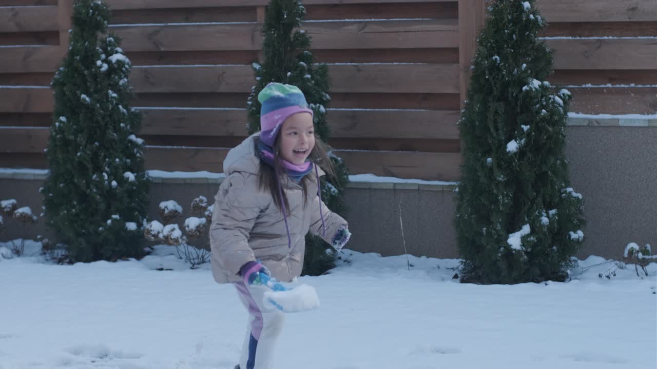 abuelo y nieta divirtiéndose en la nieve