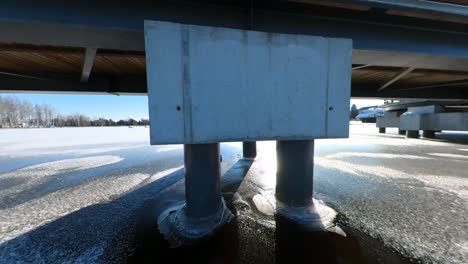 Zeitlupenaufnahmen-Einer-Brückensäule,-Die-Von-Gefrorenem-Flusseis-Eingeschlossen-Ist