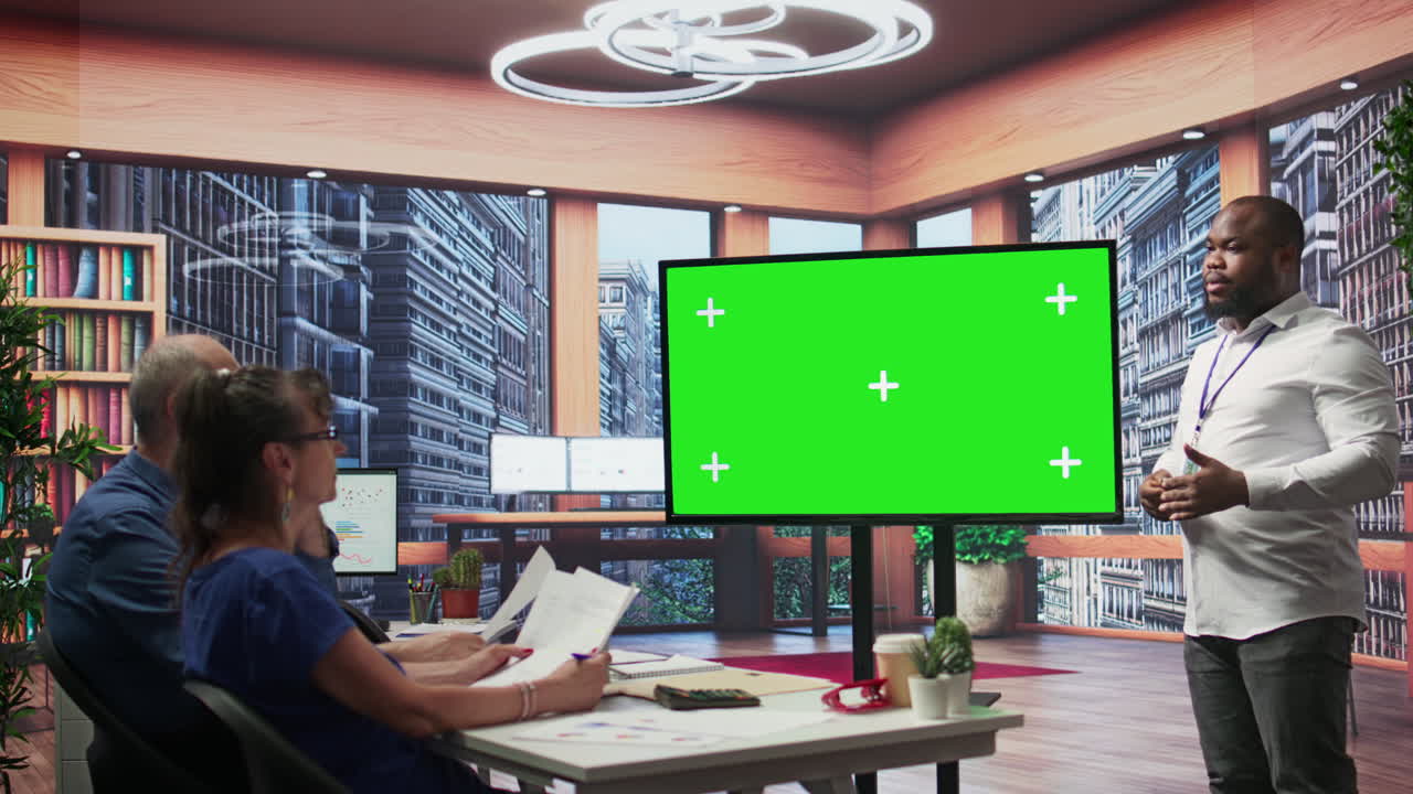 Una coppia di anziani che si riunisce con un broker finanziario accanto al display dello spazio di copia