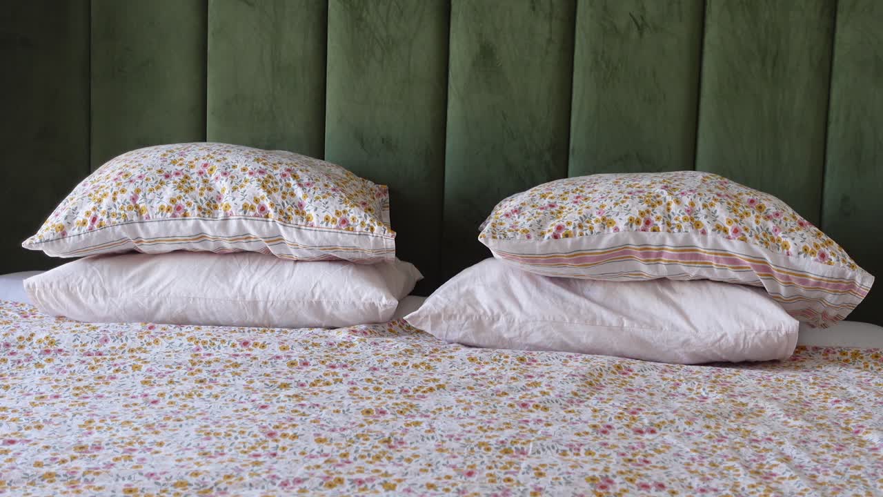 dormitorio con almohadas y ropa de cama