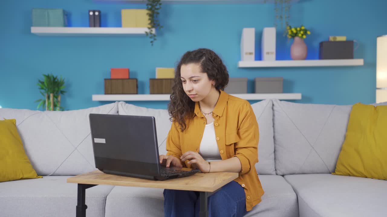 la joven a la que le gusta la aplicación en la computadora portátil es feliz.