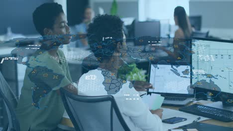 animación del mapa del mundo e iconos sobre diversas compañeras de trabajo que trabajan en la oficina