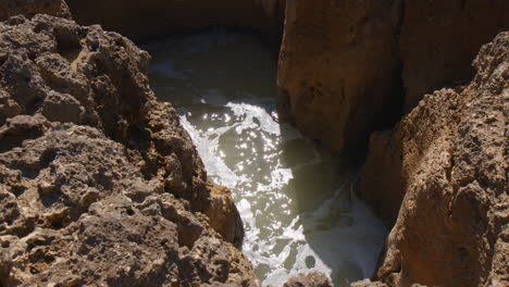 Wellen-Plätschern-Auf-Den-Roten-Klippen-Der-Algarve-In-Portugal