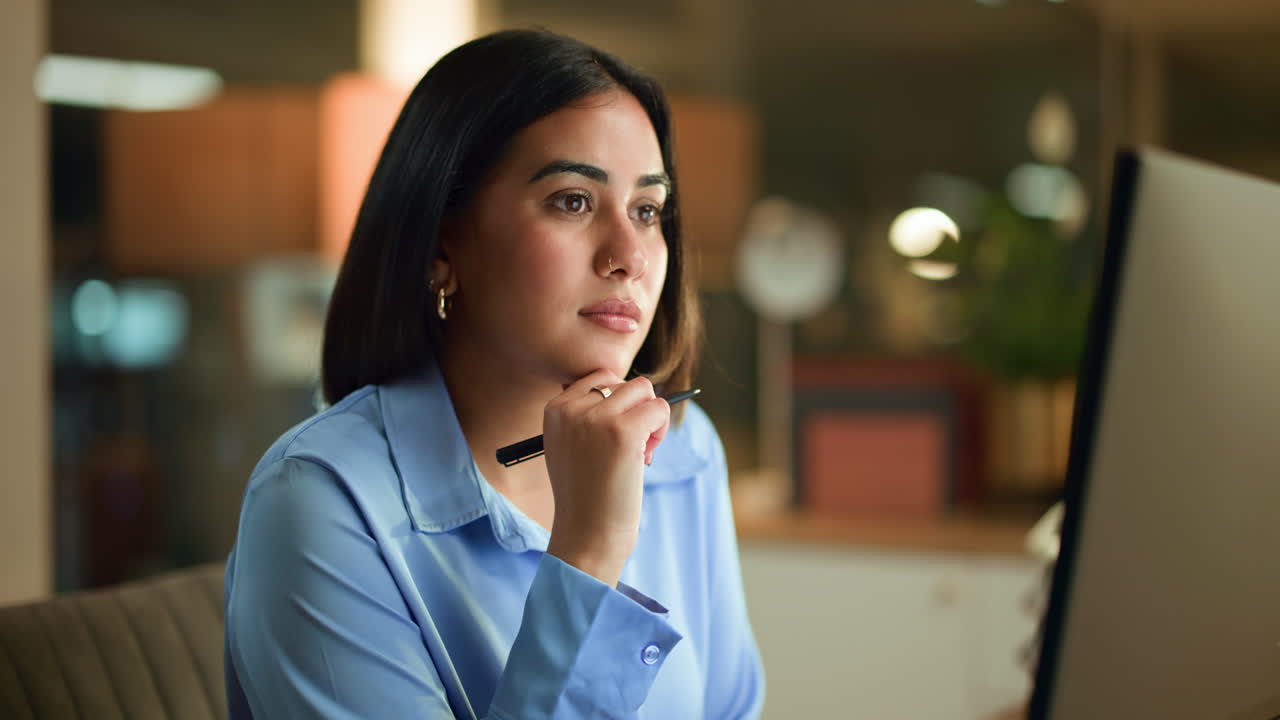mujer trabajando en un escritorio en una oficina