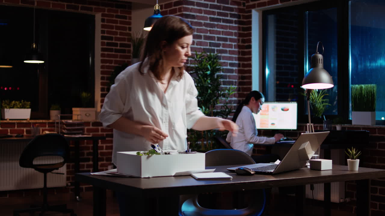 empleado triste dejando la oficina después de decidir renunciar, saludando adiós