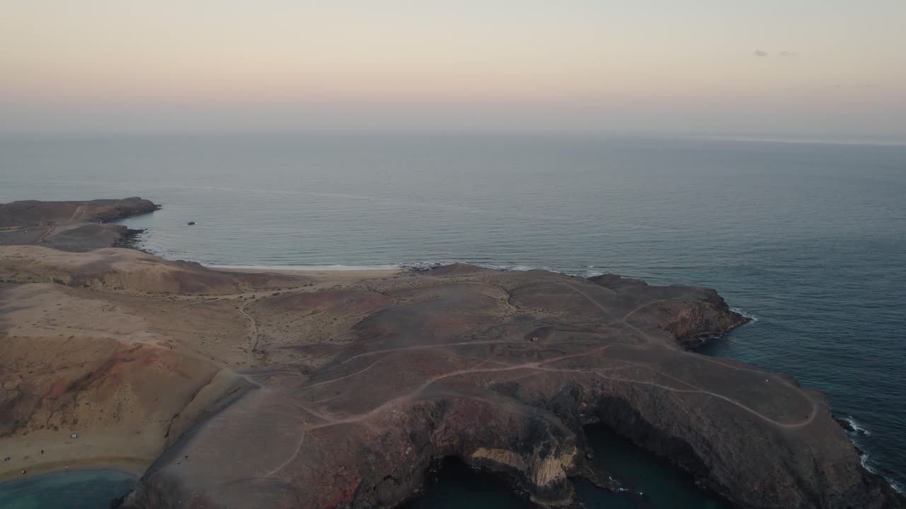 cielo resplandeciente sobre un mar en calma en lanzarote