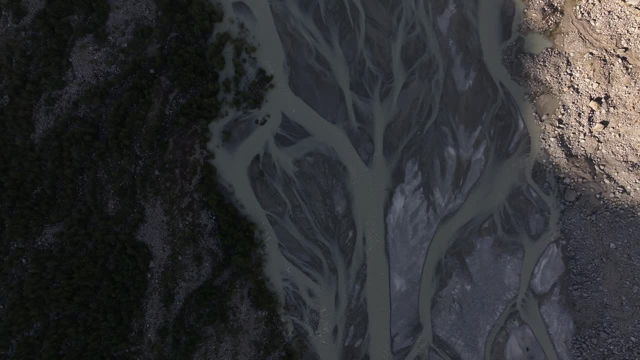 vista desde un avión no tripulado sobre la superficie lunar del glaciar morteratsch, con aguas verdes y blancas exuberantes, en val morteratsch, engadine, suiza