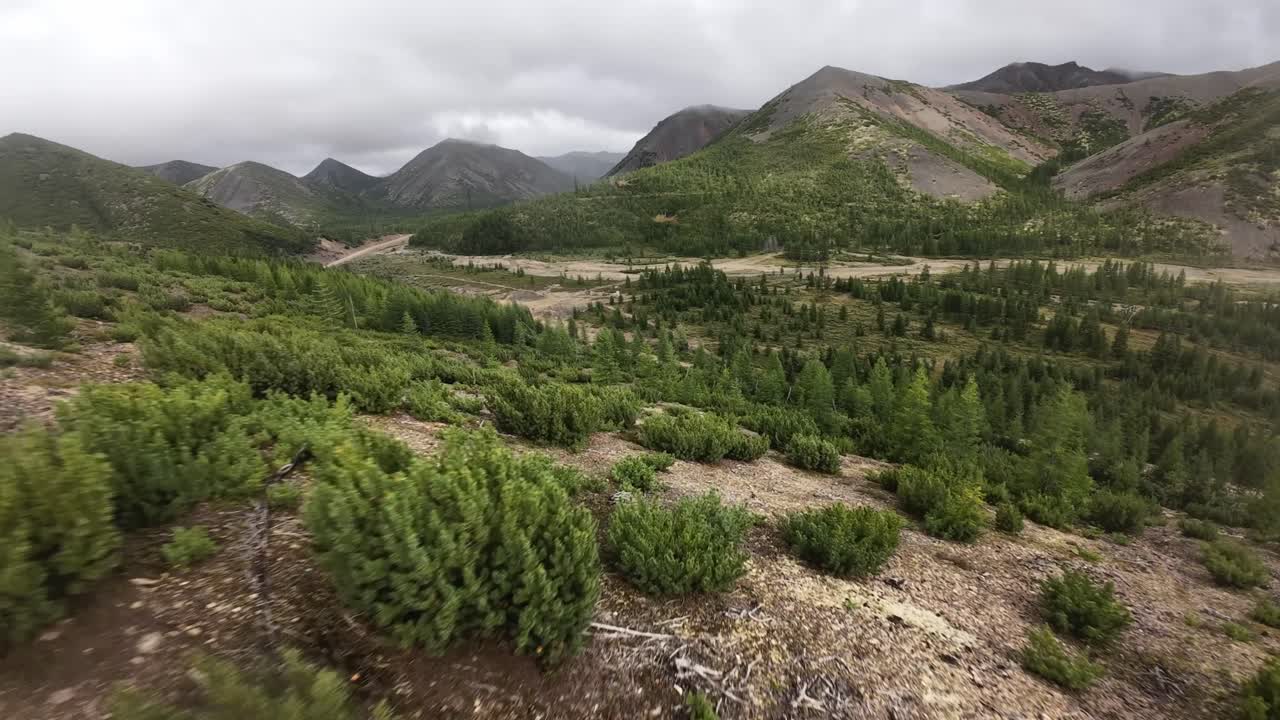 Sorvola valli e montagne serene con viste mozzafiato della natura da drone