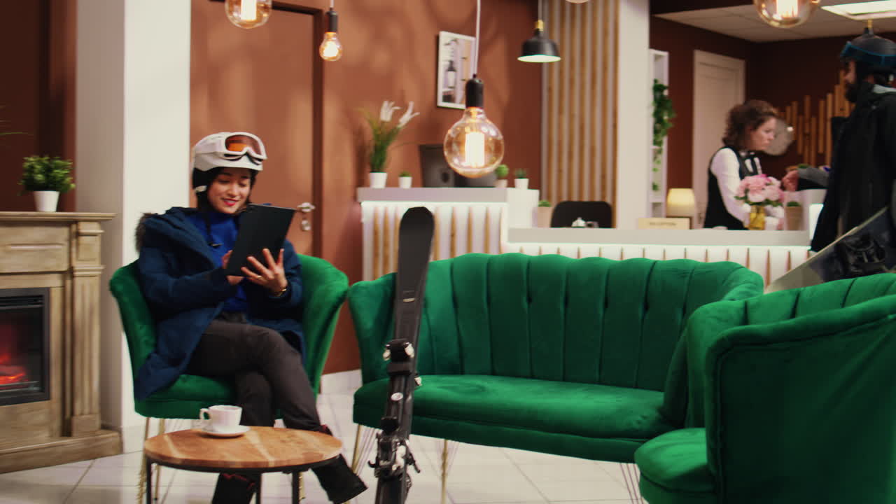 로비에서 태블릿을 탐색하는 여행자