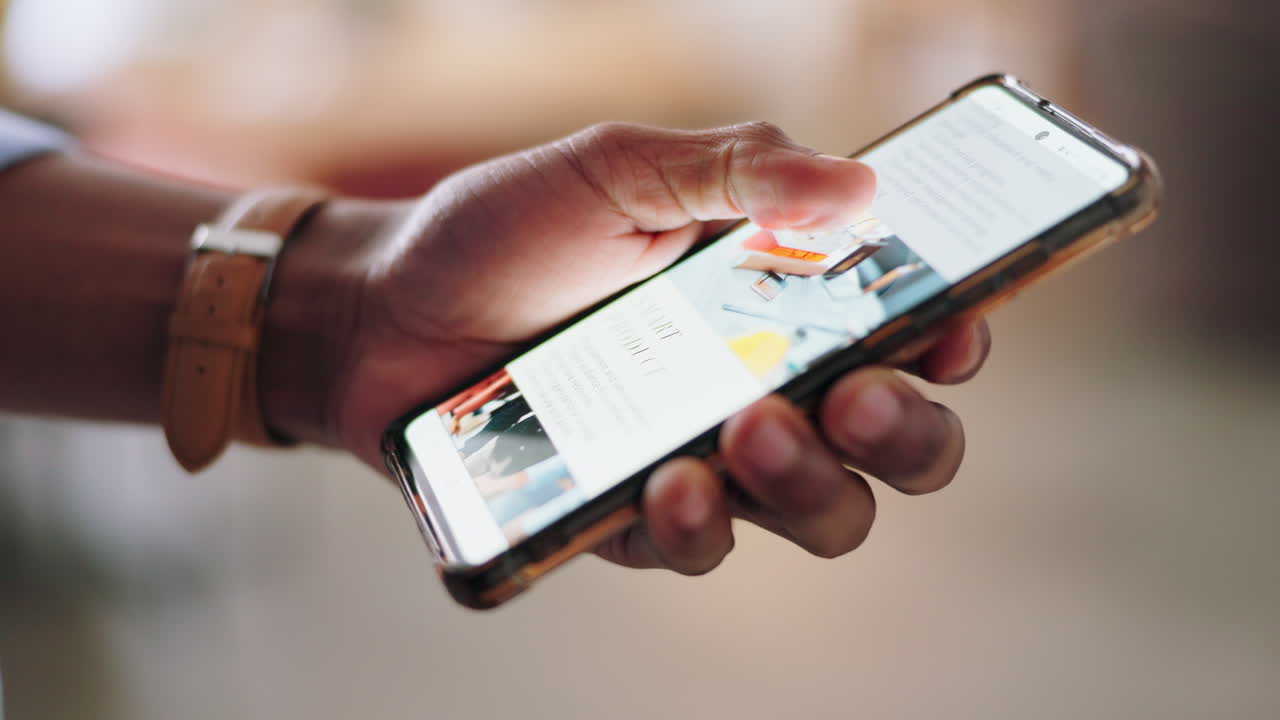 hombre de negocios y manos buscando pantalla de teléfono