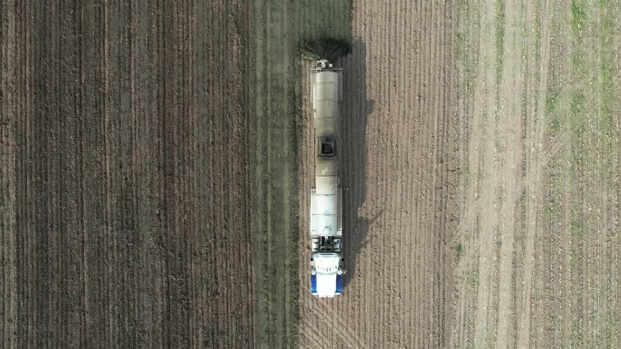 ⁇ 커 는 최근 에 수확 된 옥수수 실라지 를 위스콘신 농장 들 에 액체 비료 를 뿌린다