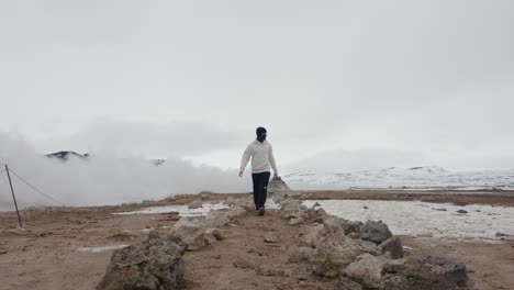 Paseo-Turístico-Hacia-Entre-Formaciones-Rocosas-En-El-área-Geotérmica-De-Myvatn,-Islandia