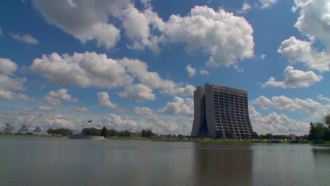 En-El-Laboratorio-Nacional-De-Aceleradores-Fermilab,-Los-Científicos-Trabajan-En-La-Física-De-Partículas-De-Alta-Energía-16