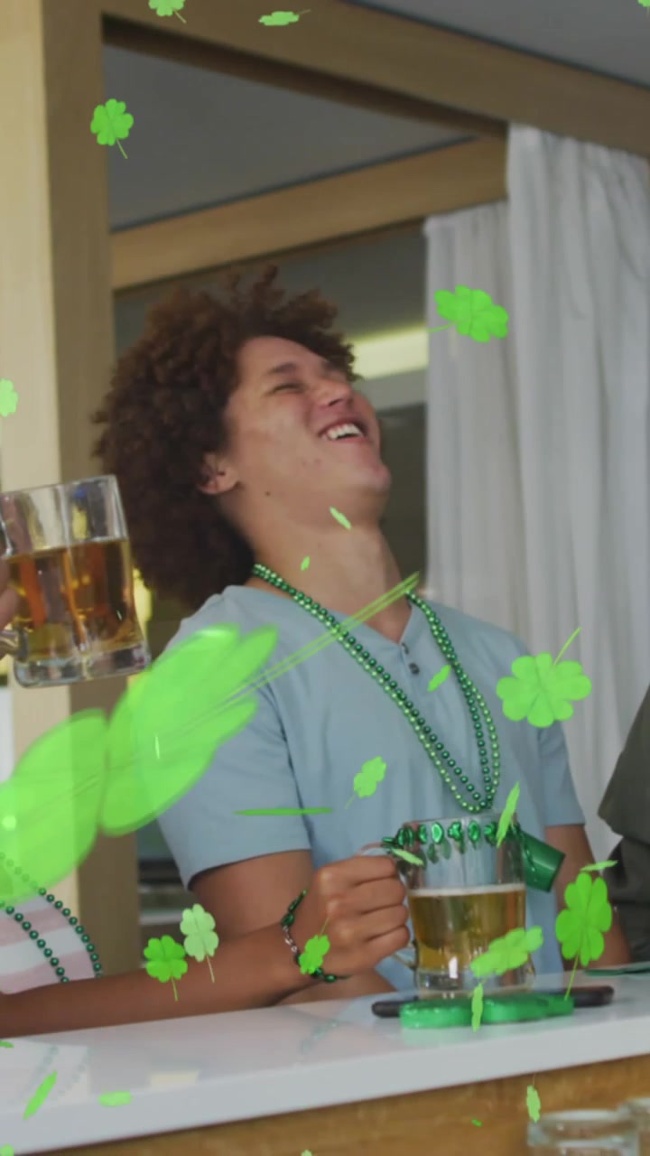 Animazione di icone a trifoglio su amici di diverse etnie che bevono birra