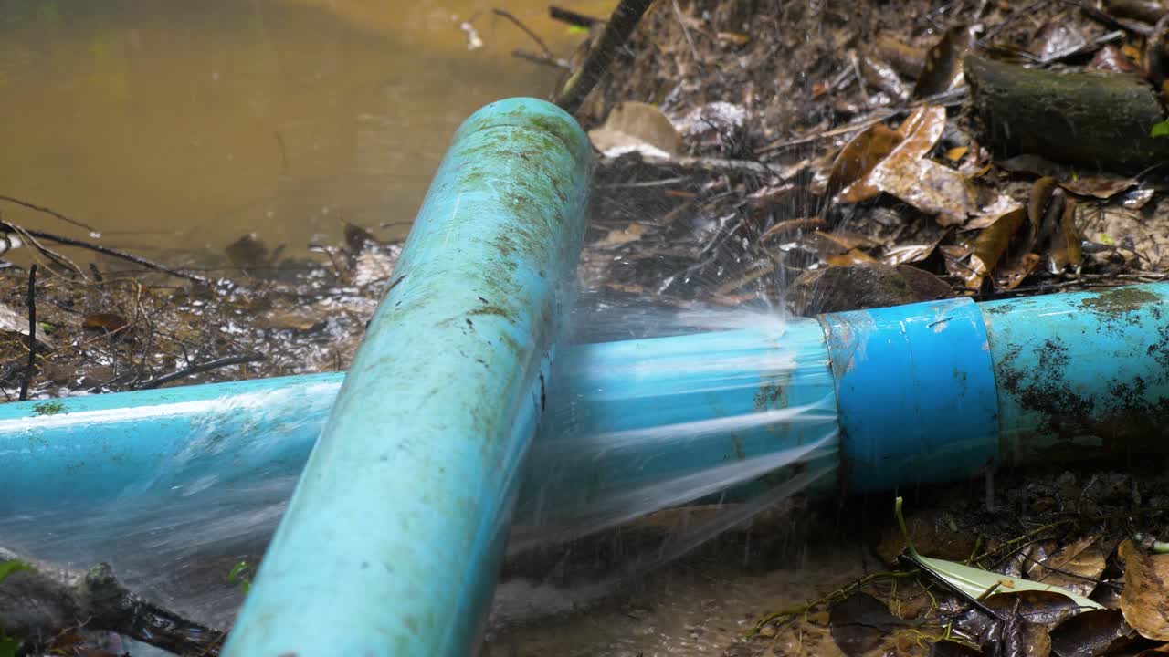 viejas tuberías de pvc azules con fugas de agua