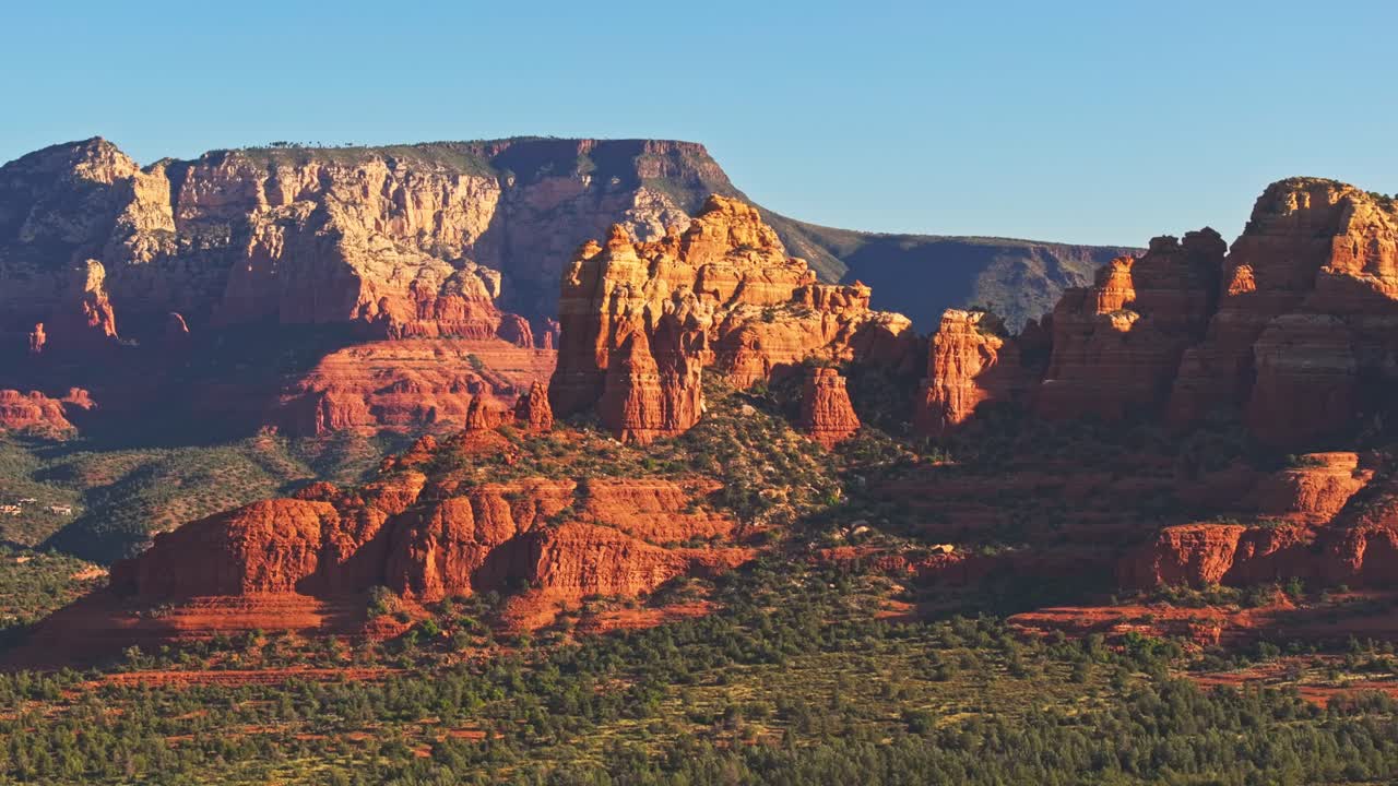 놀라운 빨간 사막 알펜글로우 잠수함 바위, 세도나 애리조나, 텔레포토 드론 팬