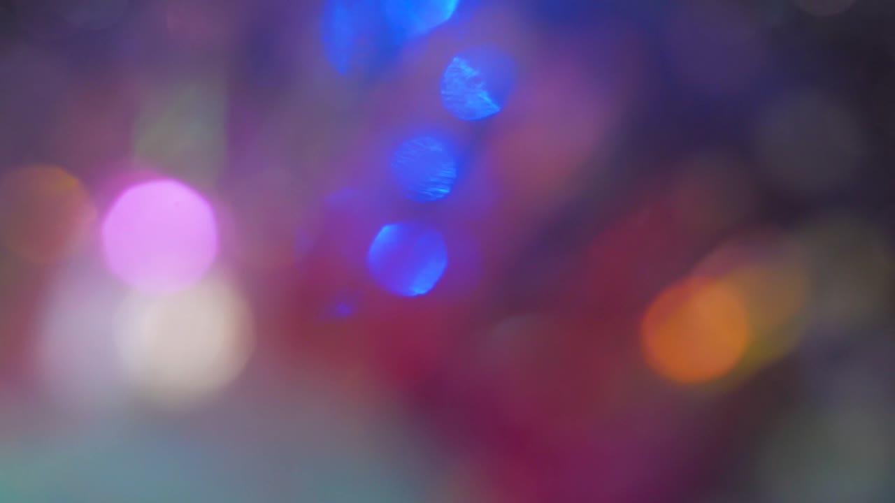 los colores de neón de moda son luces desfocalizadas brillantes festivas. bokeh azul, amarillo y púrpura 4k. imágenes de superposición abstracta con estilo perfecto. año nuevo de navidad parpadeando con un fondo colorido parpadeante.