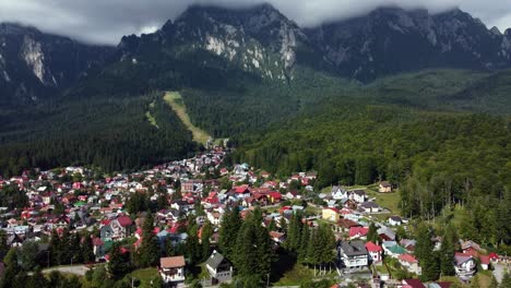 Zona-De-Los-Cárpatos-Rumanos-Capturada-Por-Drones,-Antiguo-Pueblo-En-Primer-Plano