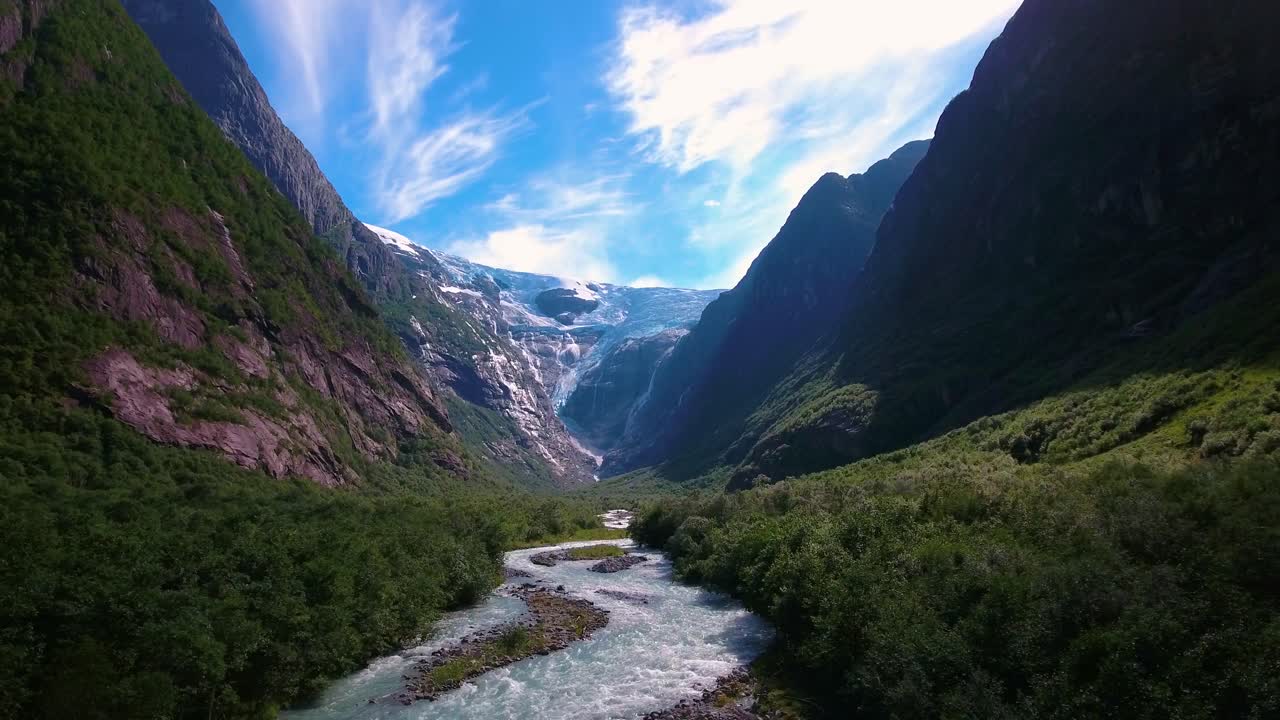 la hermosa naturaleza noruega del glaciar kjenndalsbreen.