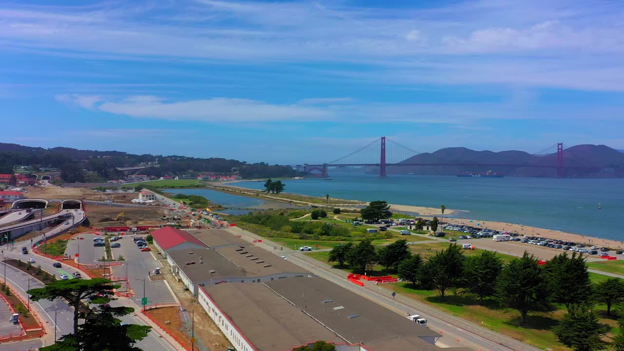 금문교를 바라보며 샌프란시스코 만의 드론 샷을 패닝하고 알카트라즈 쪽으로 이동합니다.