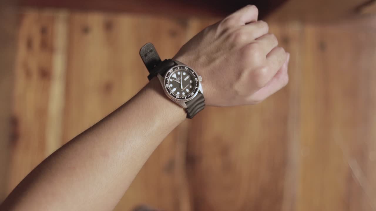 primer plano en el bisel giratorio de la mano en un reloj de pulsera, vista de arriba