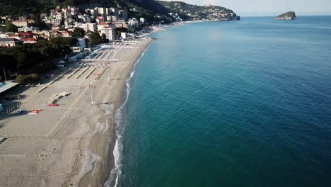 Vista-De-La-Costa-Mediterránea,-Agua-Azul-Y-Playa-De-Arena