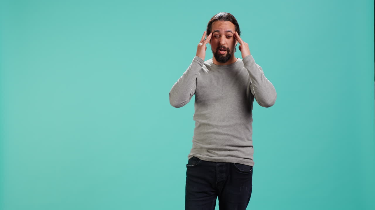 retrato de un hombre que se siente agotado por el exceso de trabajo, sufriendo de dolor de cabeza
