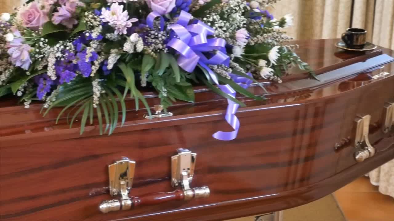 colpo del primo piano di un cofanetto funebre in un carro funebre o cappella o sepoltura al cimitero