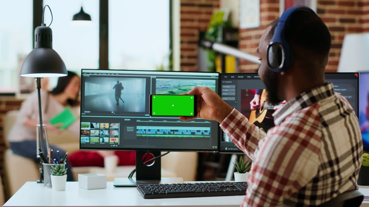 cineasta masculino editando un proyecto de video en un software moderno de clasificación de colores