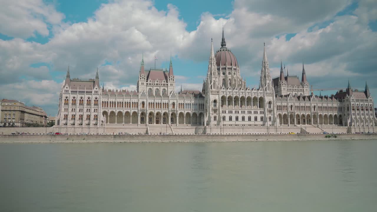 보트를 타고 다뉴브 강을 건너 부다페스트 의회를 지나 화창한 날