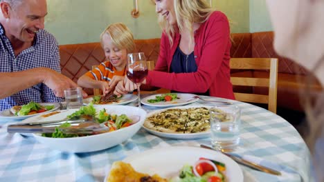 familienmahlzeit zusammen im restaurant 4k