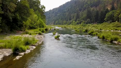 norte del río umpqua, vista aérea volando río arriba, cerca de roseburg, oregon