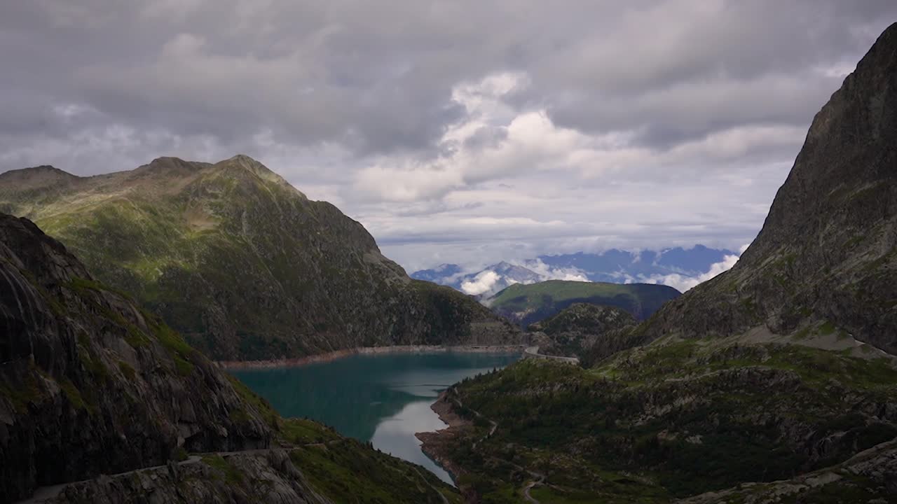 lapso de tiempo de las nubes sobre el lago emosson en suiza