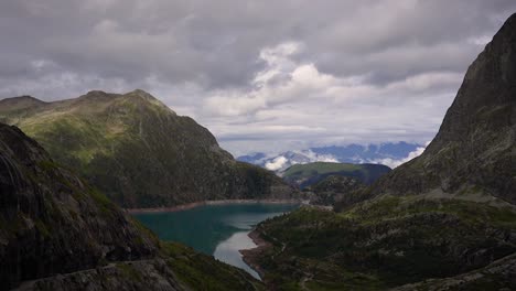 Zeitraffer-Der-Wolken-über-Dem-Lac-Emosson-In-Der-Schweiz