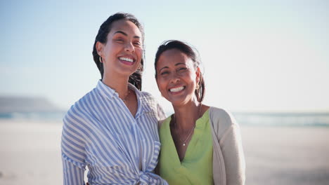 Mamá-Madura,-Mujer-Y-Rostro-En-La-Playa-Con-Una-Sonrisa