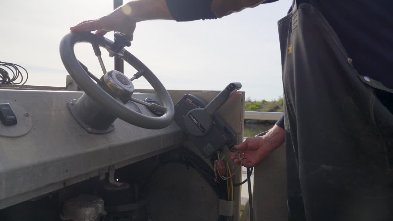 직장 의 옷 을 입고, 보호 장비 를 갖추고, 결심 한 남자 는 능숙 하게 배 의  ⁇  을 잡고, 정밀 하고 집중적 으로 물 을 통해 전문적 으로 항해 한다